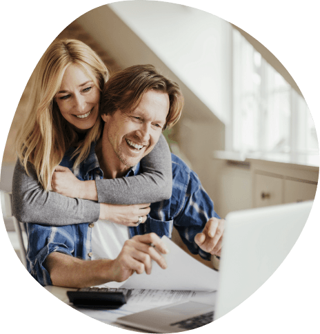 Man and woman reading sleep doctor reviews in Plano on laptop